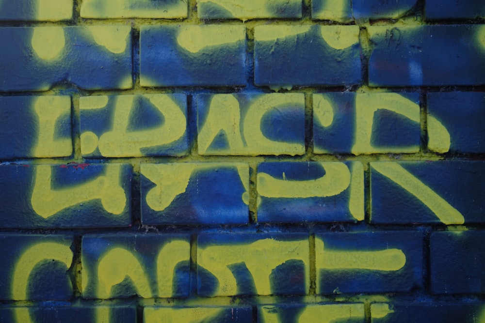 파란색과 노란색 벽돌 벽