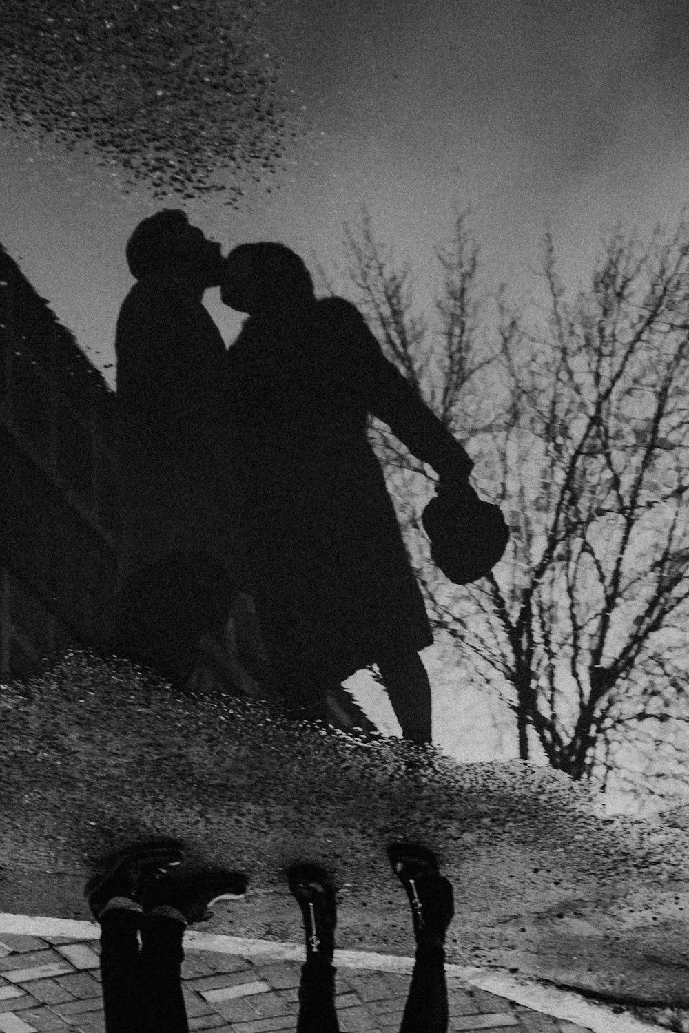 hombre y mujer de pie junto a la pared