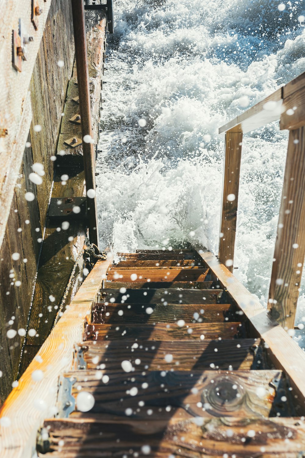 escalier en bois marron sur sol recouvert de neige blanche