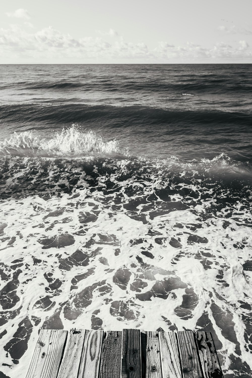 olas de agua en la orilla