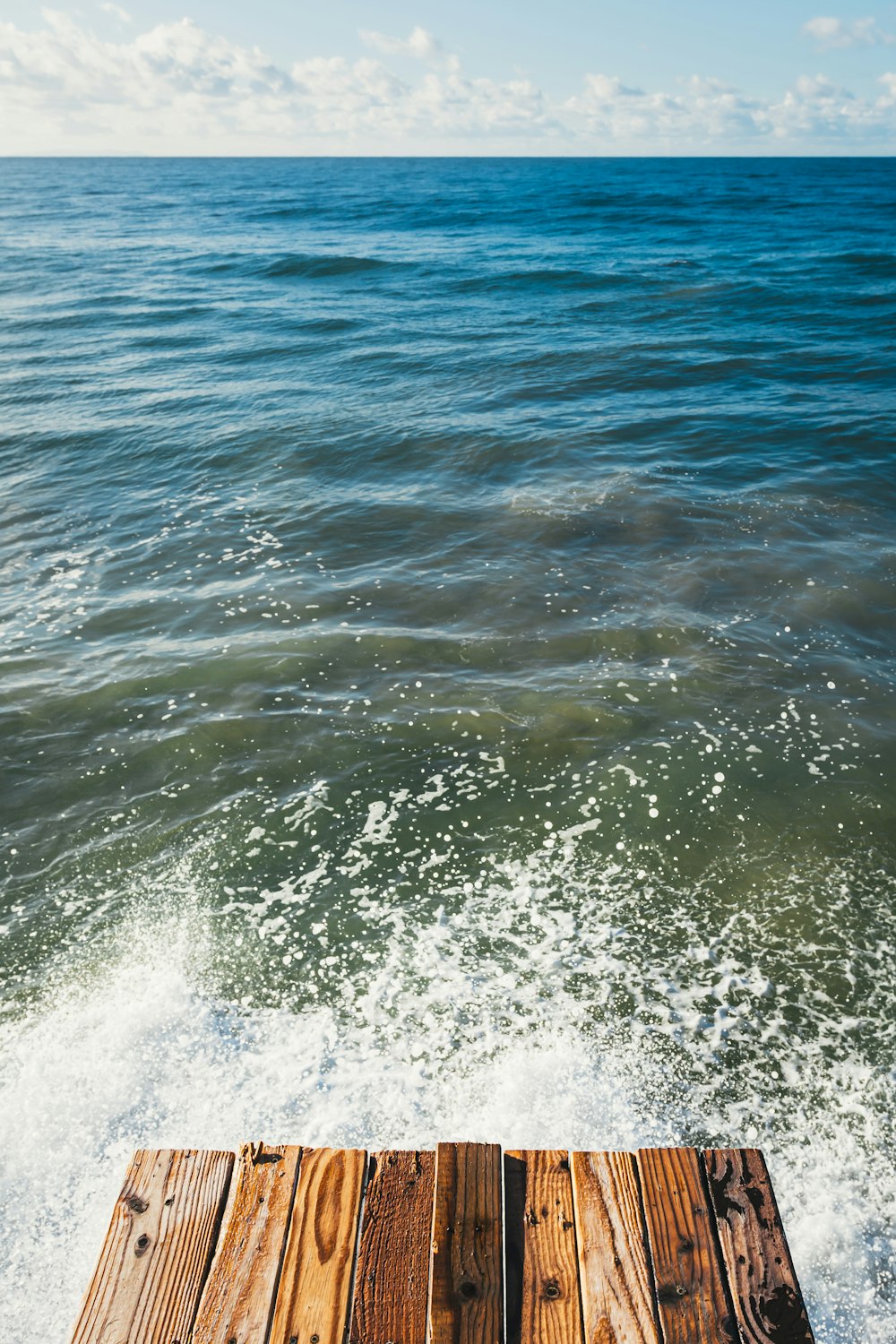 vagues d’eau sur la mer bleue pendant la journée