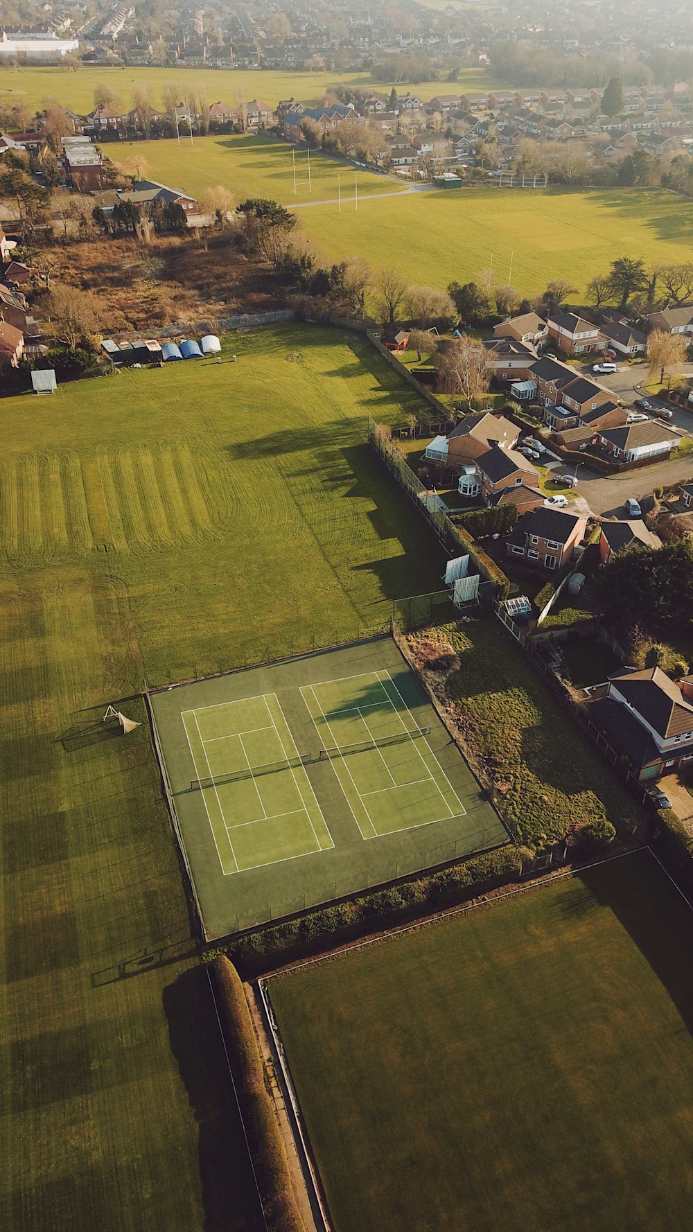 Vue aérienne d’un champ d’herbe verte