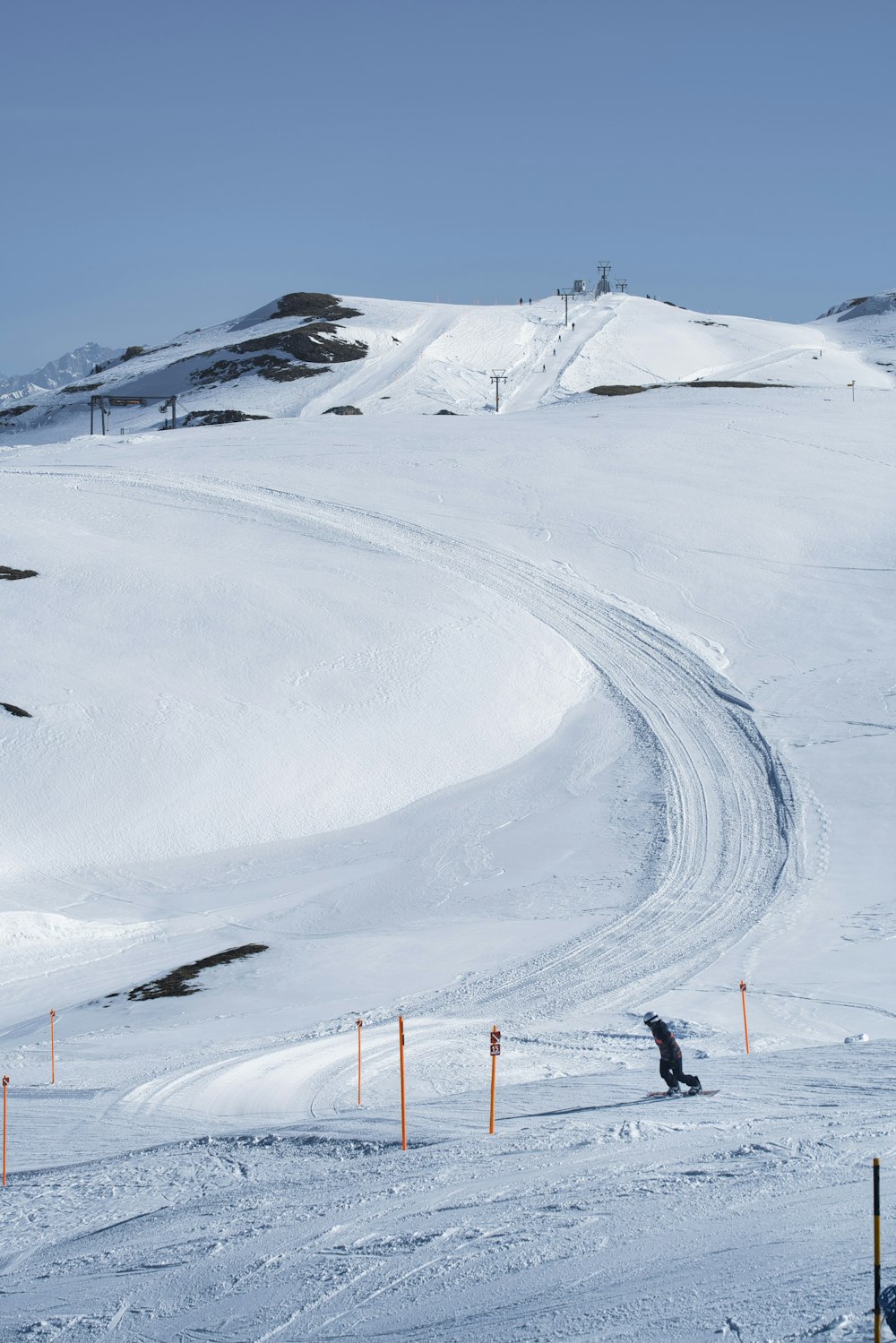 昼間、雪山を歩く人々