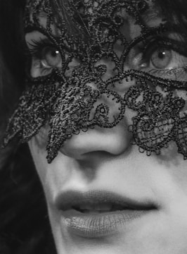 Rongzhiyue: woman with black floral face lace