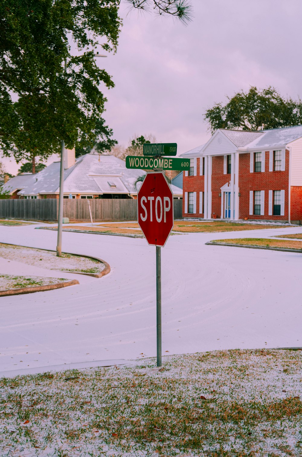雪に覆われた地面に道路標識を停止