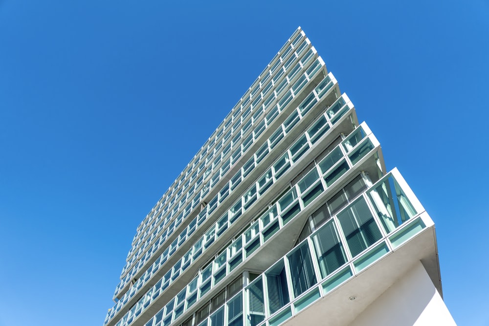 Edificio de hormigón blanco bajo el cielo azul durante el día