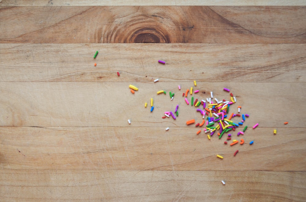 Giocattolo di plastica multicolore su tavolo di legno marrone