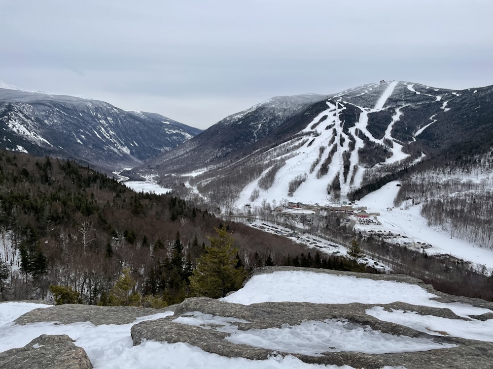 Schneebedeckter Berg tagsüber