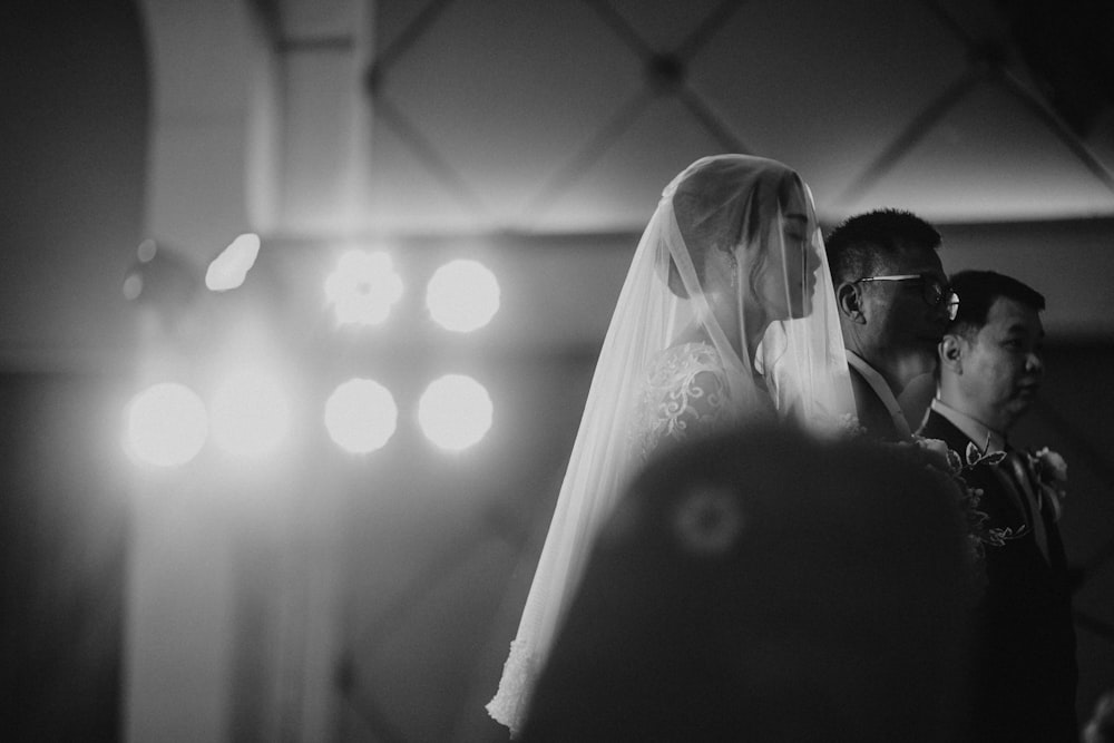 foto em tons de cinza da mulher no vestido de noiva