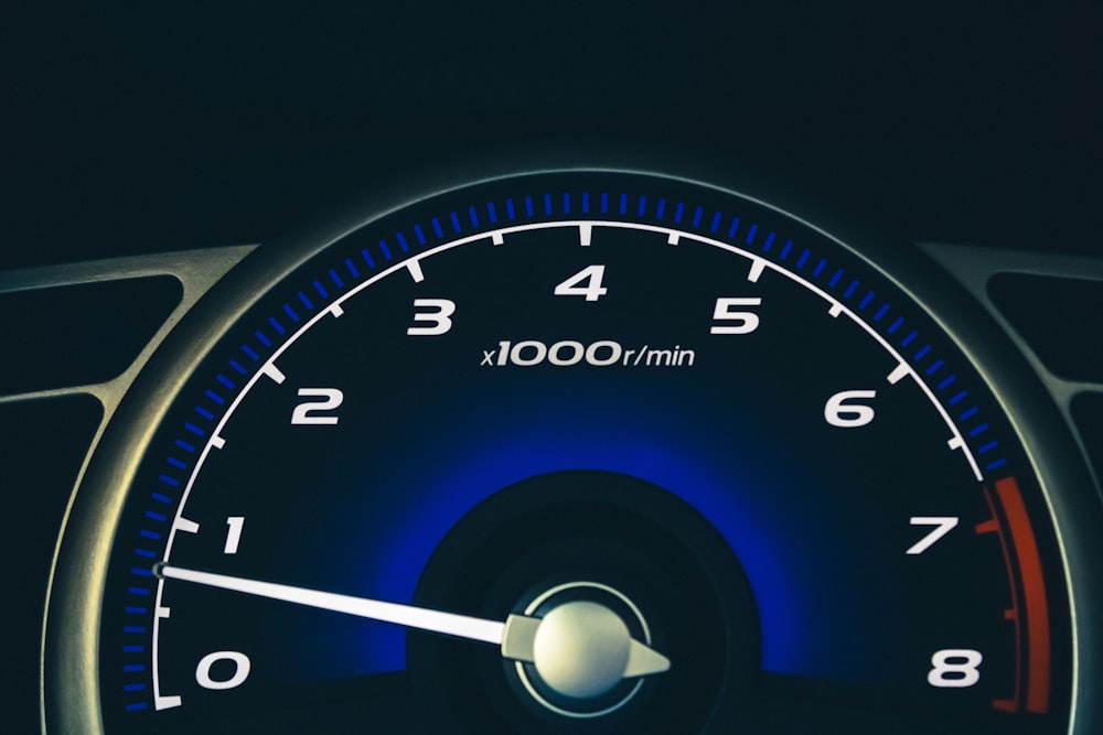 black and blue analog speedometer