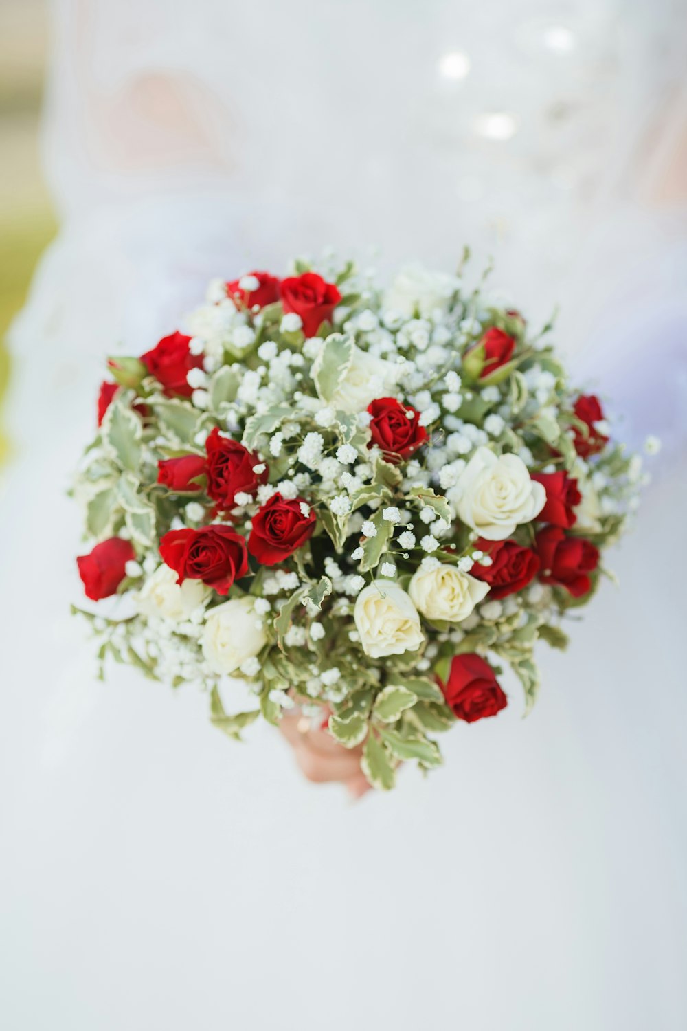 bouquet di fiori bianchi e rossi