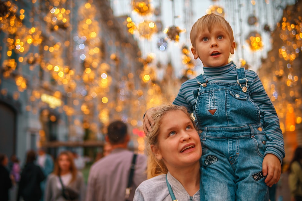 Mädchen in blauer Jeansjacke lächelt