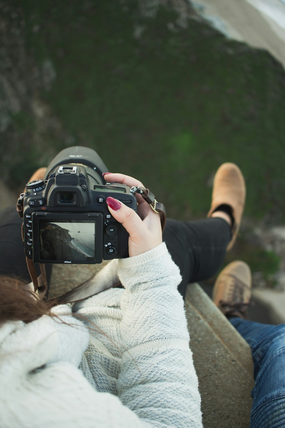 pessoa segurando câmera dslr preta