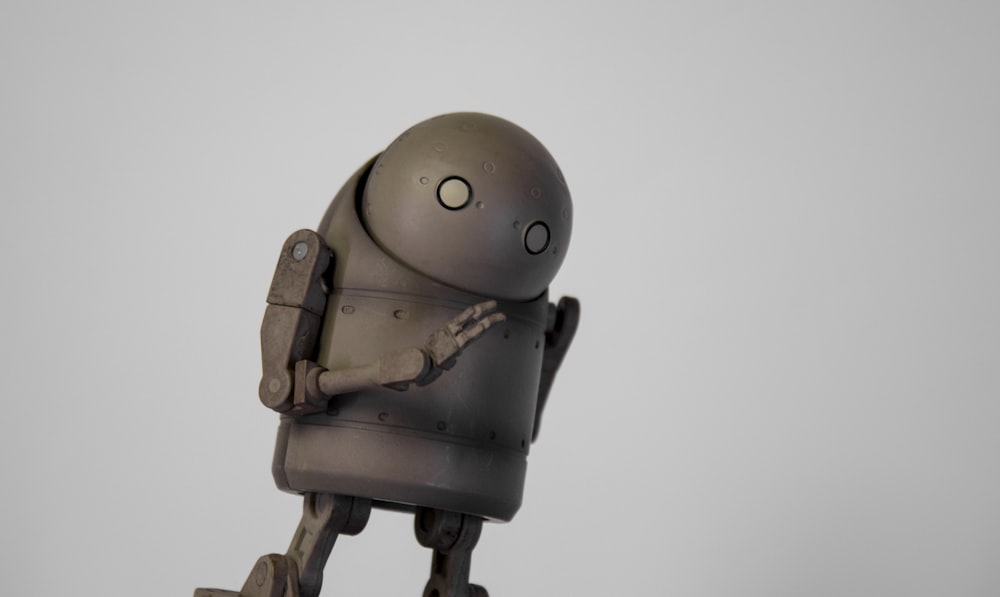 jouet robot marron sur fond blanc