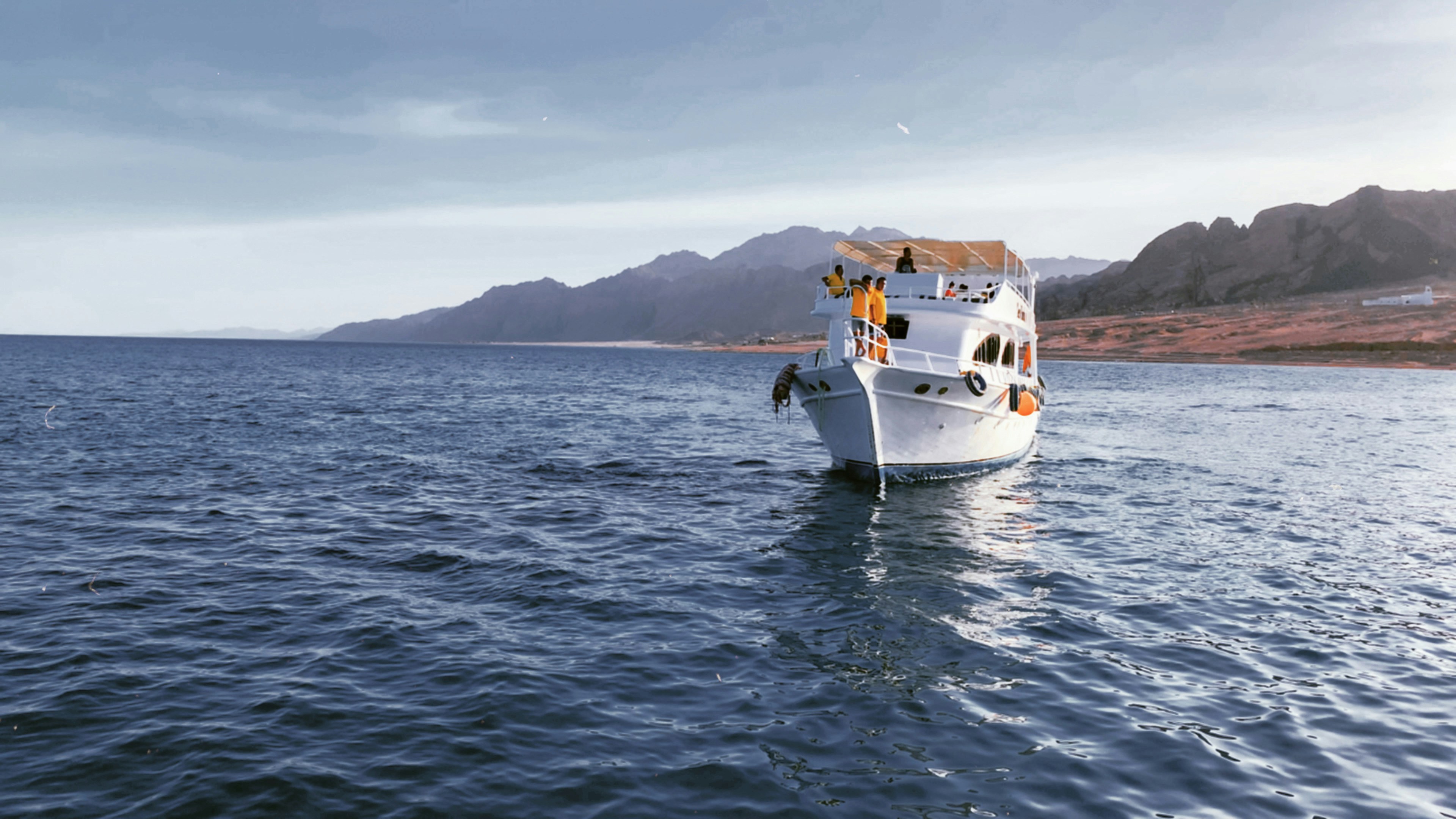 bateau blanc sur la mer pendant la journée