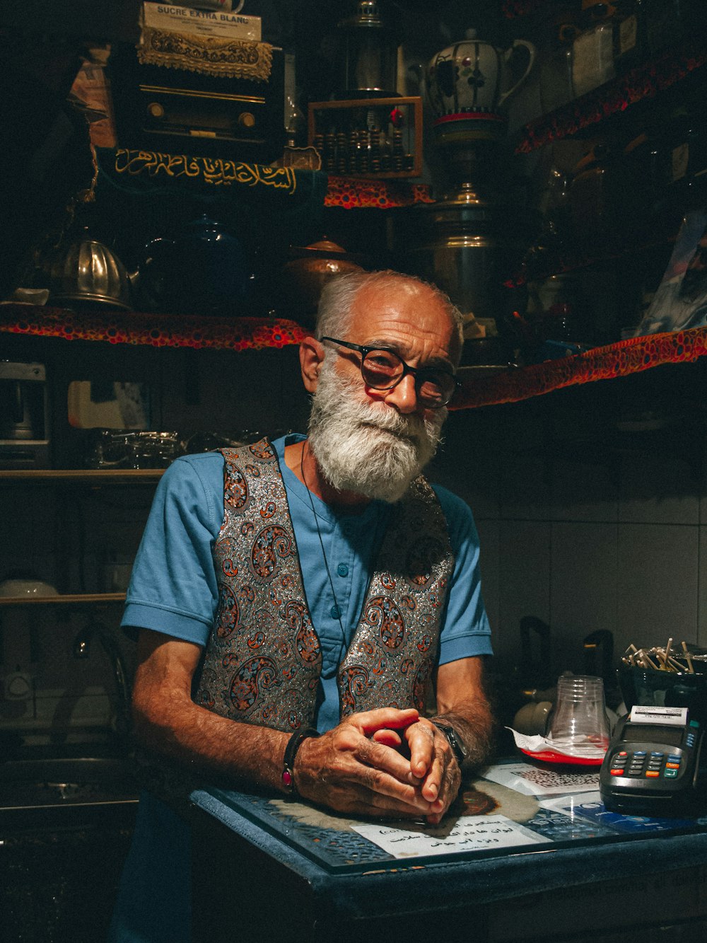 hombre con camisa abotonada floral azul y blanco con anteojos