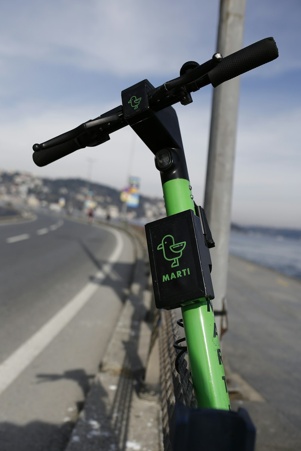 녹색과 검은색 자전거 차선