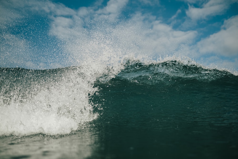 vagues de l’océan sous le ciel bleu pendant la journée