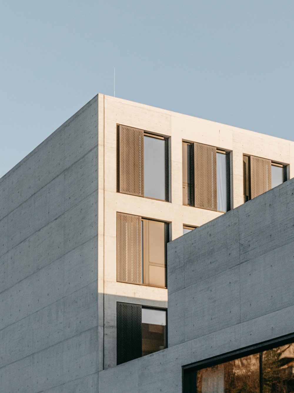 Graues Betongebäude unter blauem Himmel tagsüber