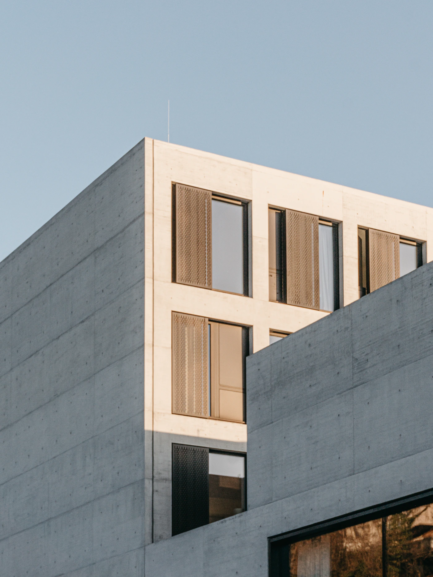 Fachada contemporânea em concreto com desenho geométrico