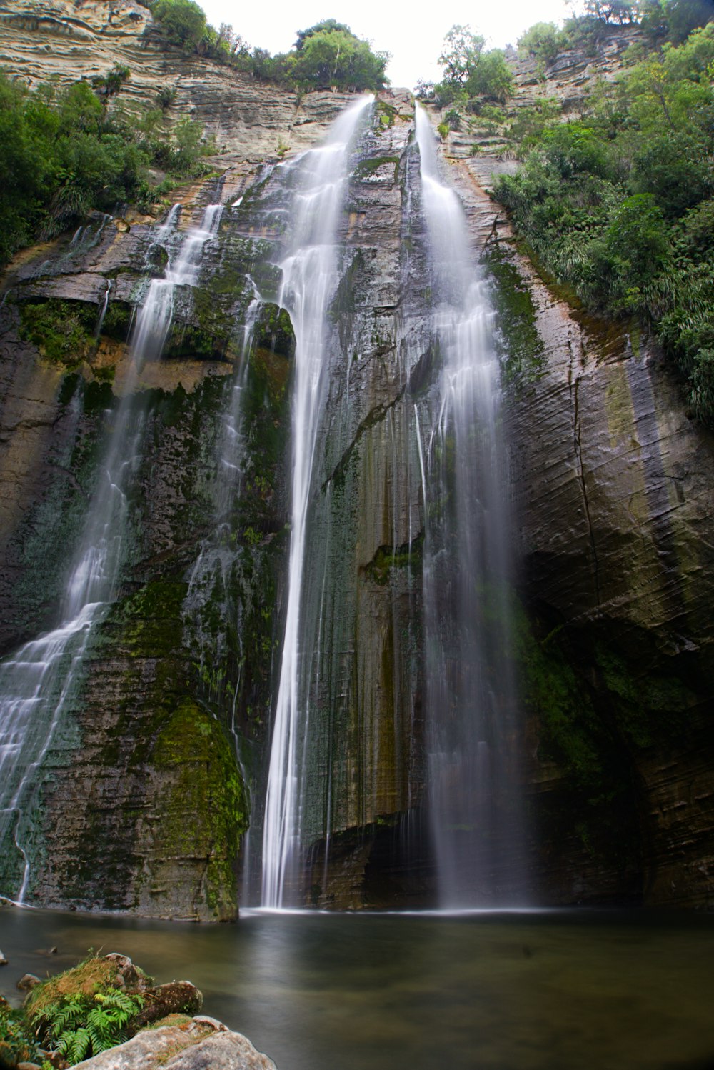 Una cascata molto alta con molta acqua