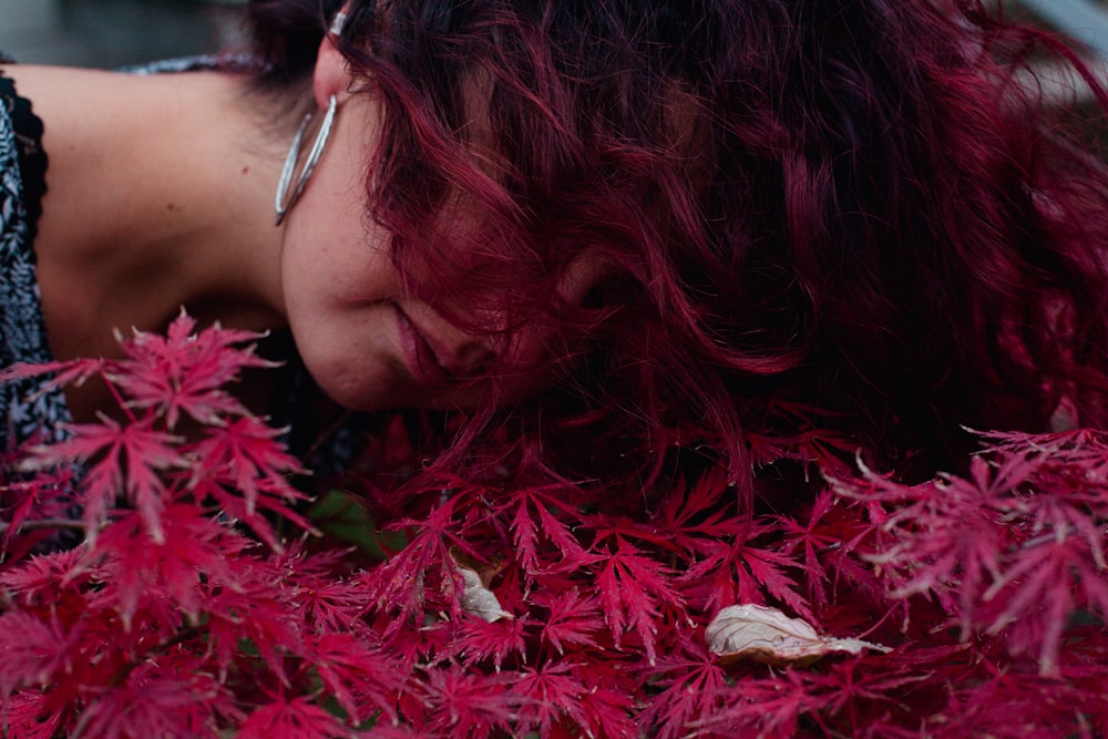 femme couchée sur l’herbe rouge