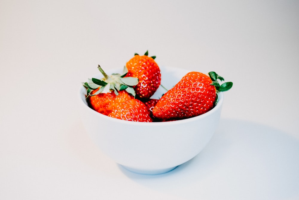 Fraises dans un bol en céramique blanche