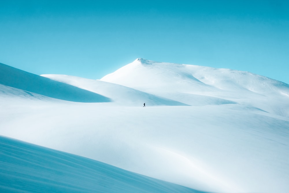 Persona que camina sobre arena blanca durante el día