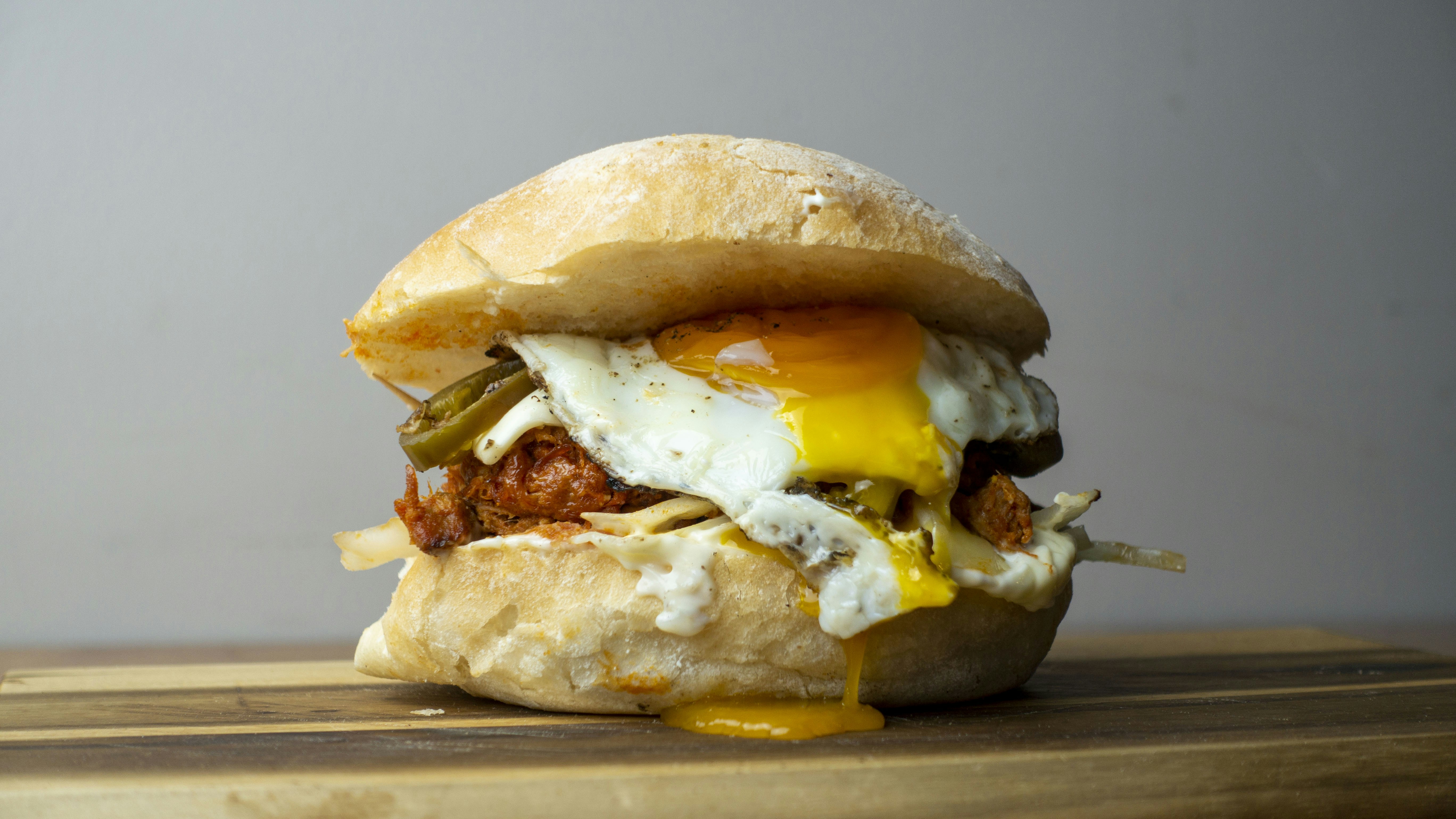 burger dengan selada dan keju