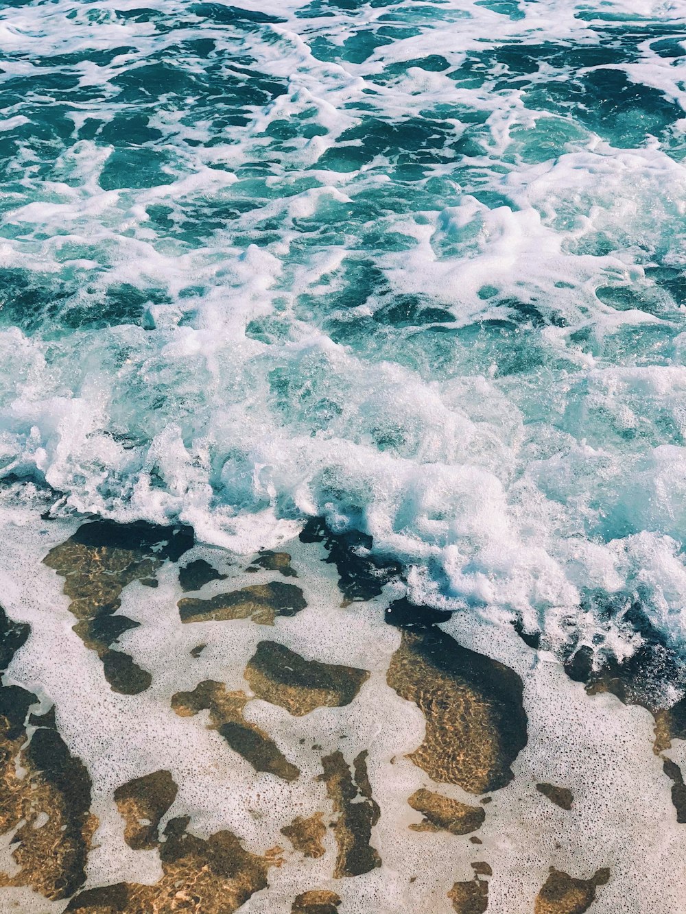 Les vagues de la mer s’écrasent sur le rivage pendant la journée