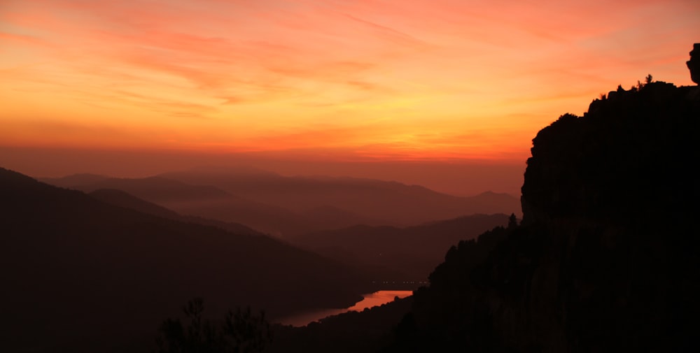 일몰 동안 산에 나무의 실루엣