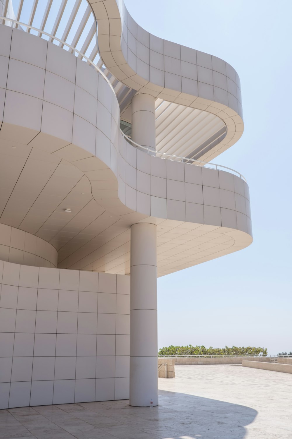 Bâtiment en béton blanc près d’un champ d’herbe verte pendant la journée