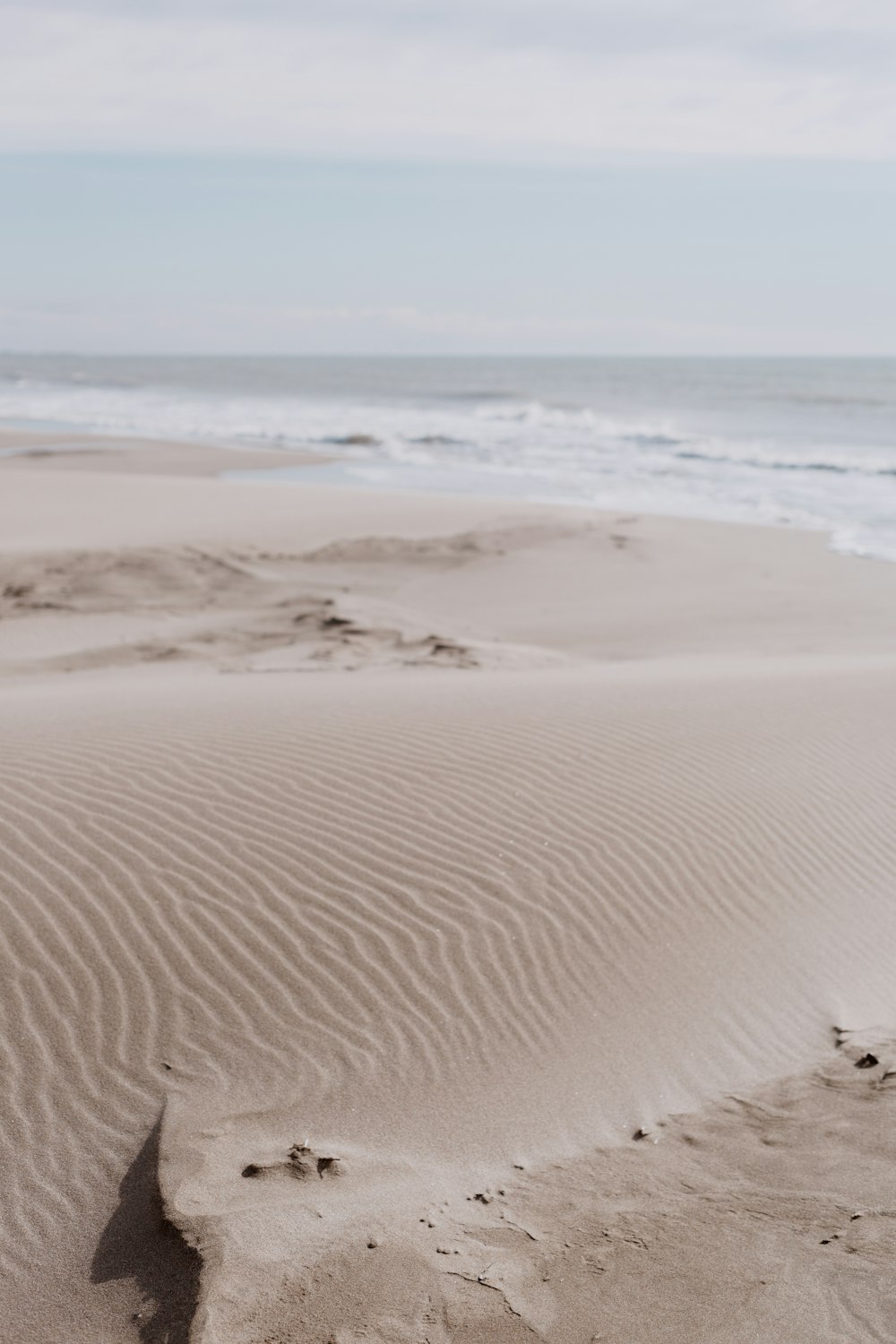 sea waves crashing on shore during daytime