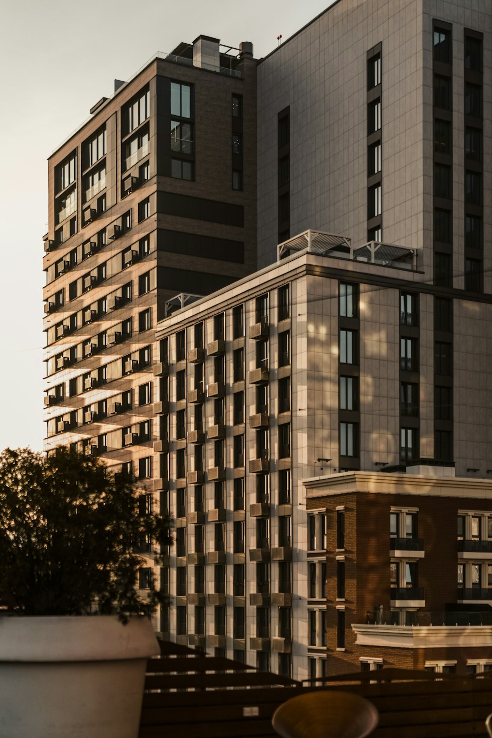 bâtiment en béton brun pendant la journée