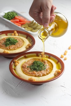 poniendo aceite en receta