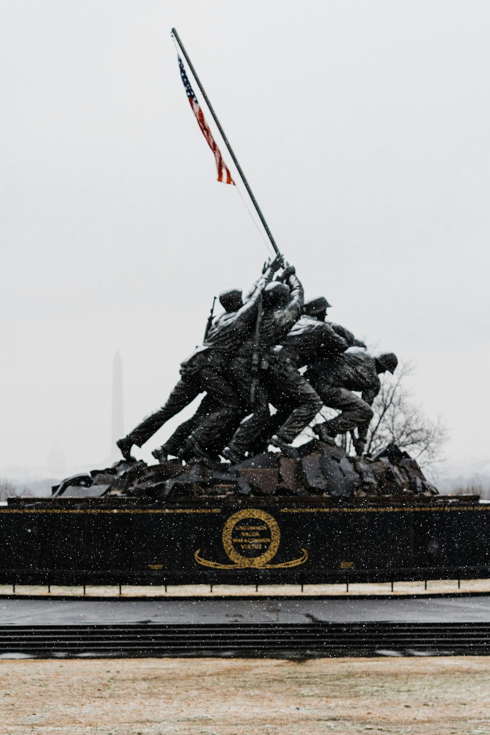 Schwarz-rote Statue eines Mannes, der die Flagge hält