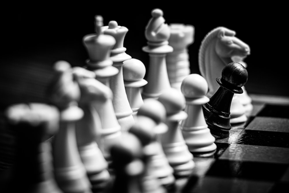 黒い表面に白いチェスの駒