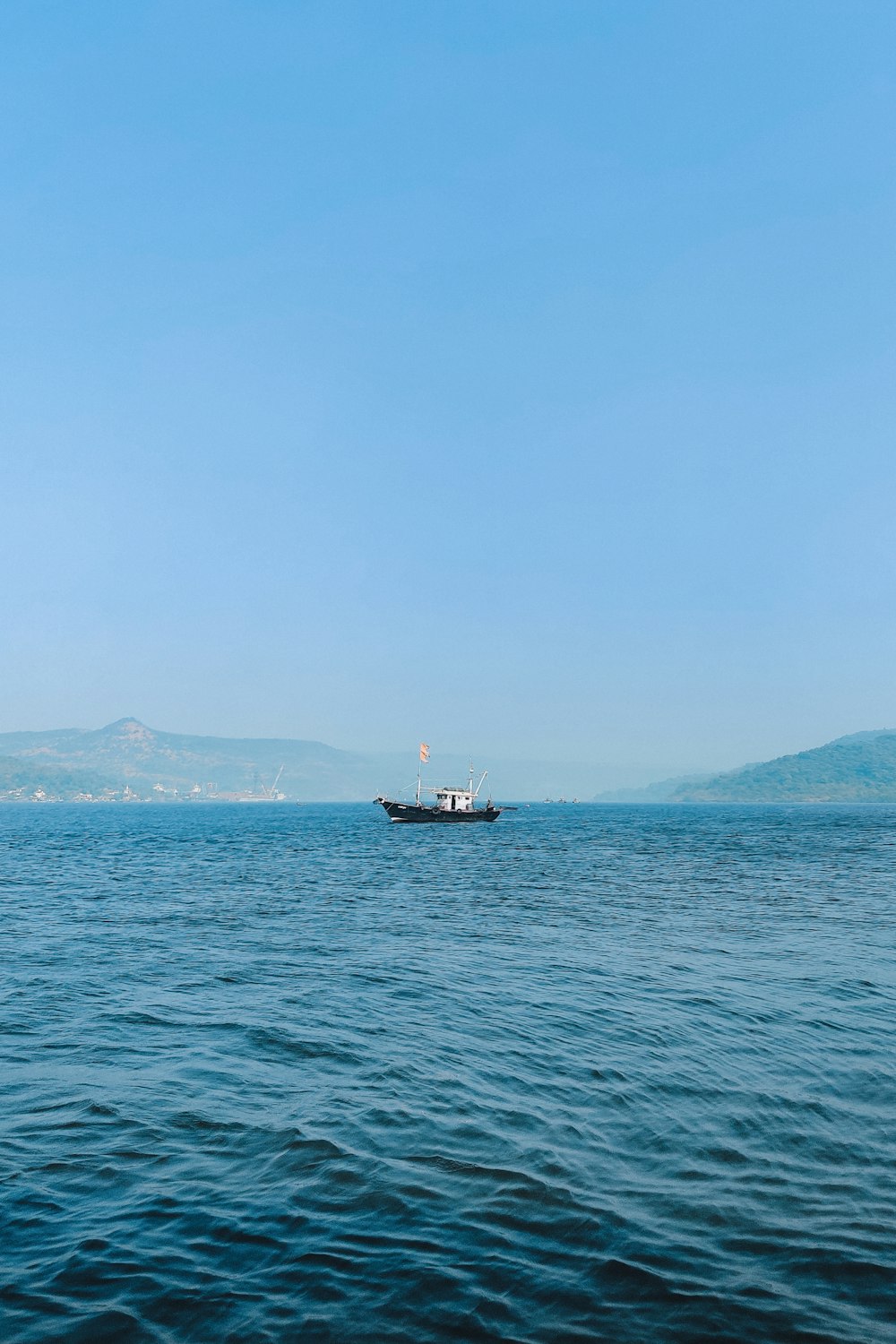 barca in bianco e nero sul mare durante il giorno