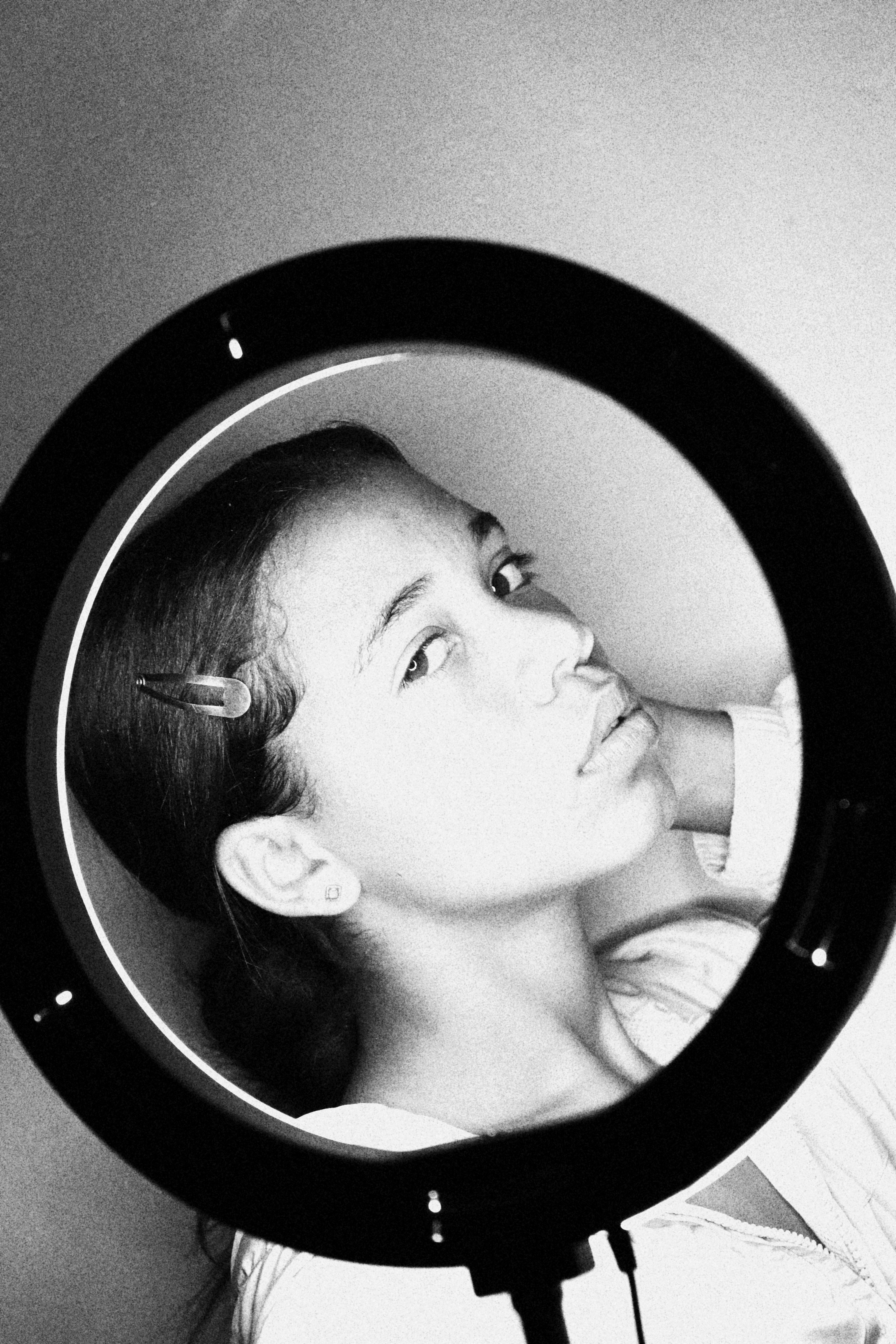 Faccia della donna in scala di grigi