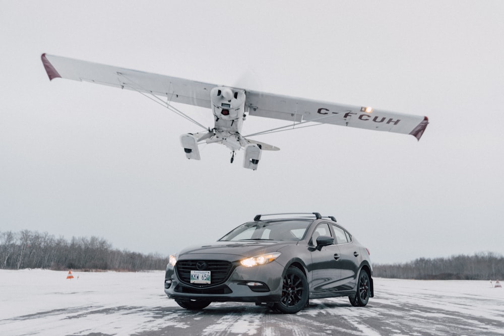 Argento Mercedes Benz Classe C su terreno innevato durante il giorno