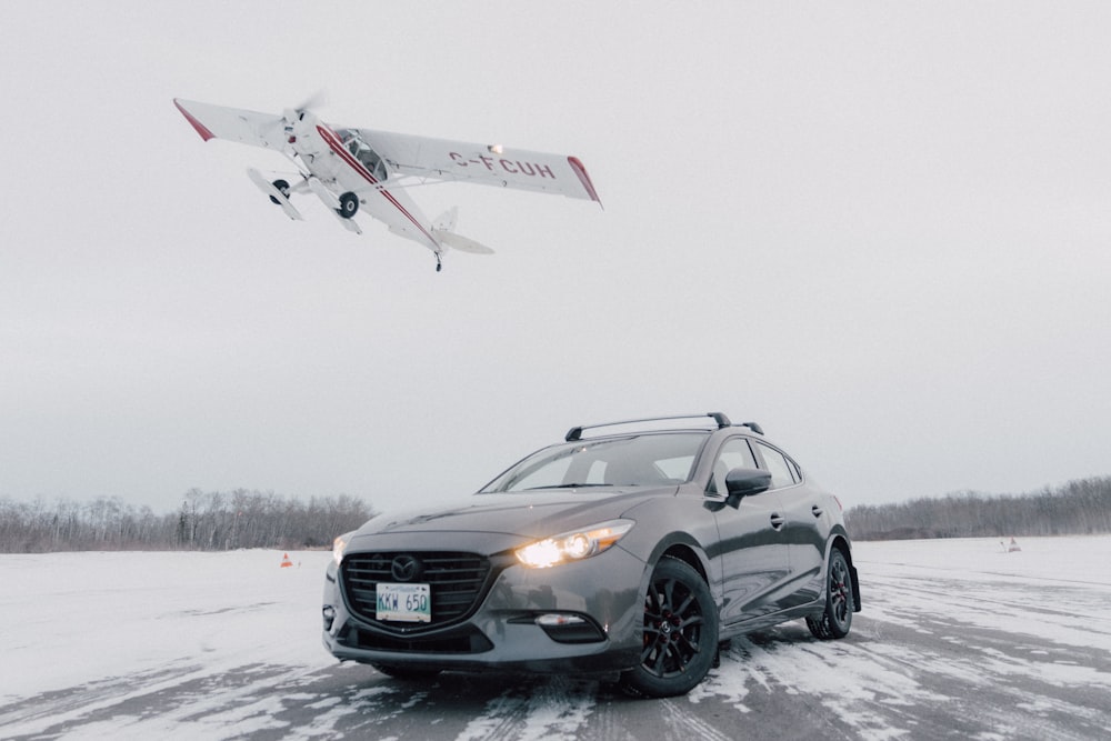 Mercedes Benz Classe C nera su terreno innevato durante il giorno