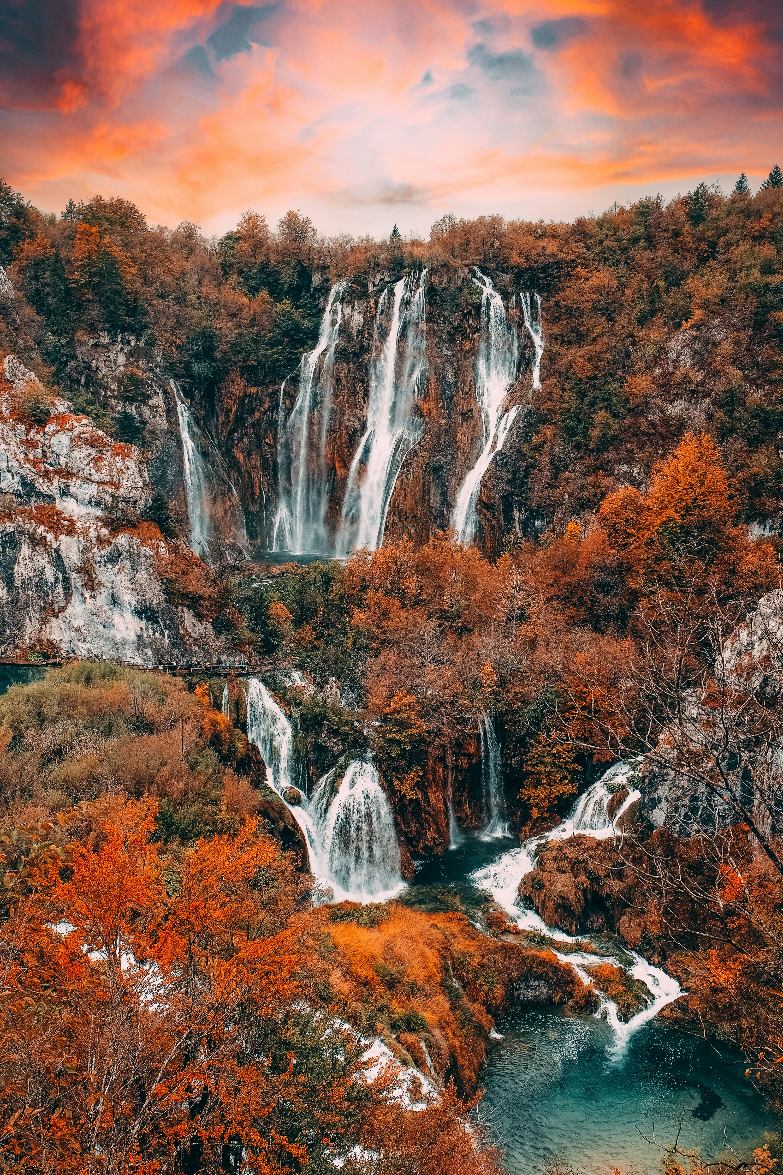Célèbre vue des cascades emblématiques du parc de Plitvice en Croatie au lever du soleil www.36POSES.co