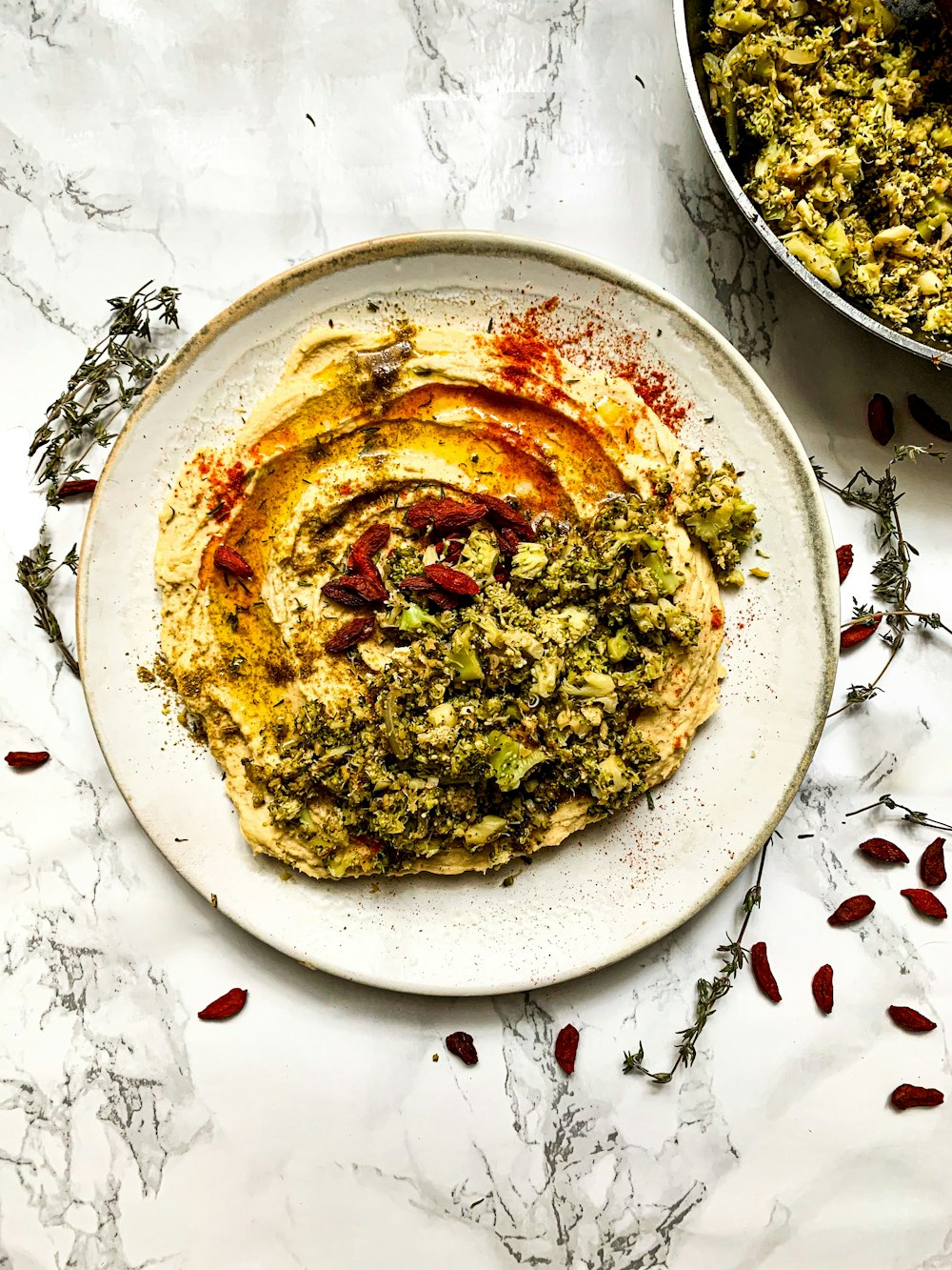 Comida cocinada en plato de cerámica blanca