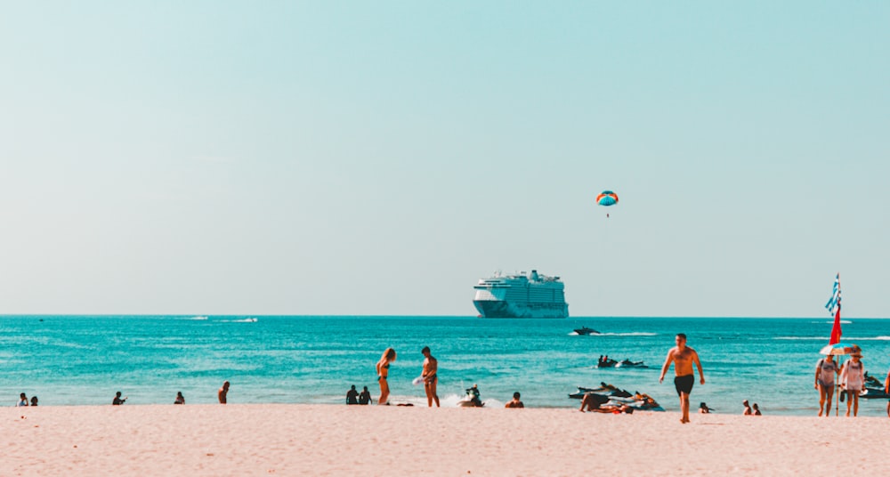 Gente en la playa durante el día