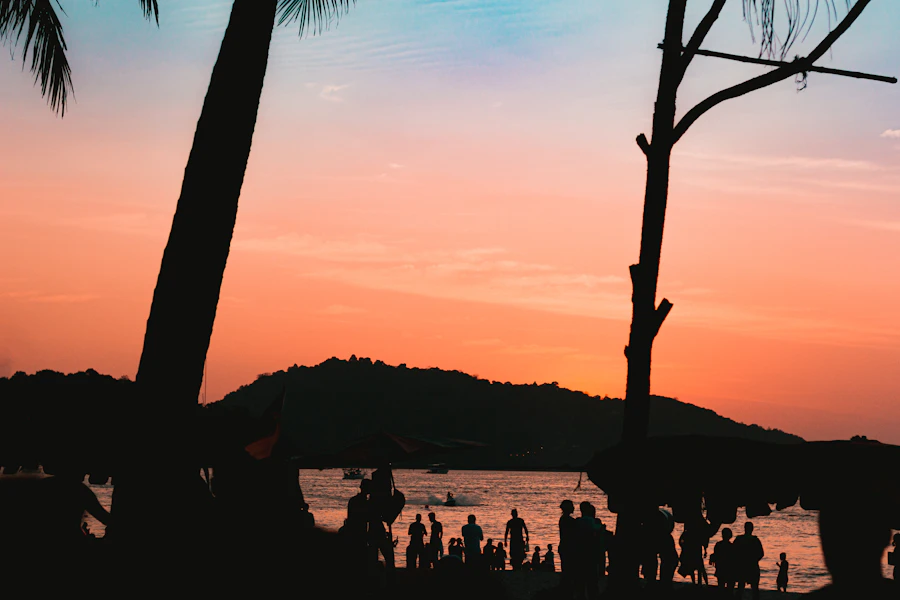 音樂節現場日落時分的人影剪影