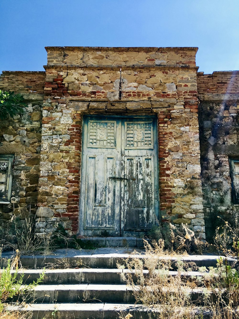 Bâtiment en brique brune avec porte en bois brun