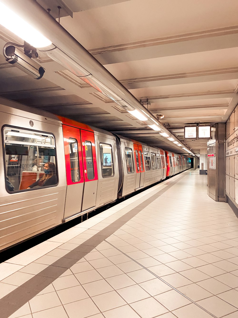 Train gris dans une gare