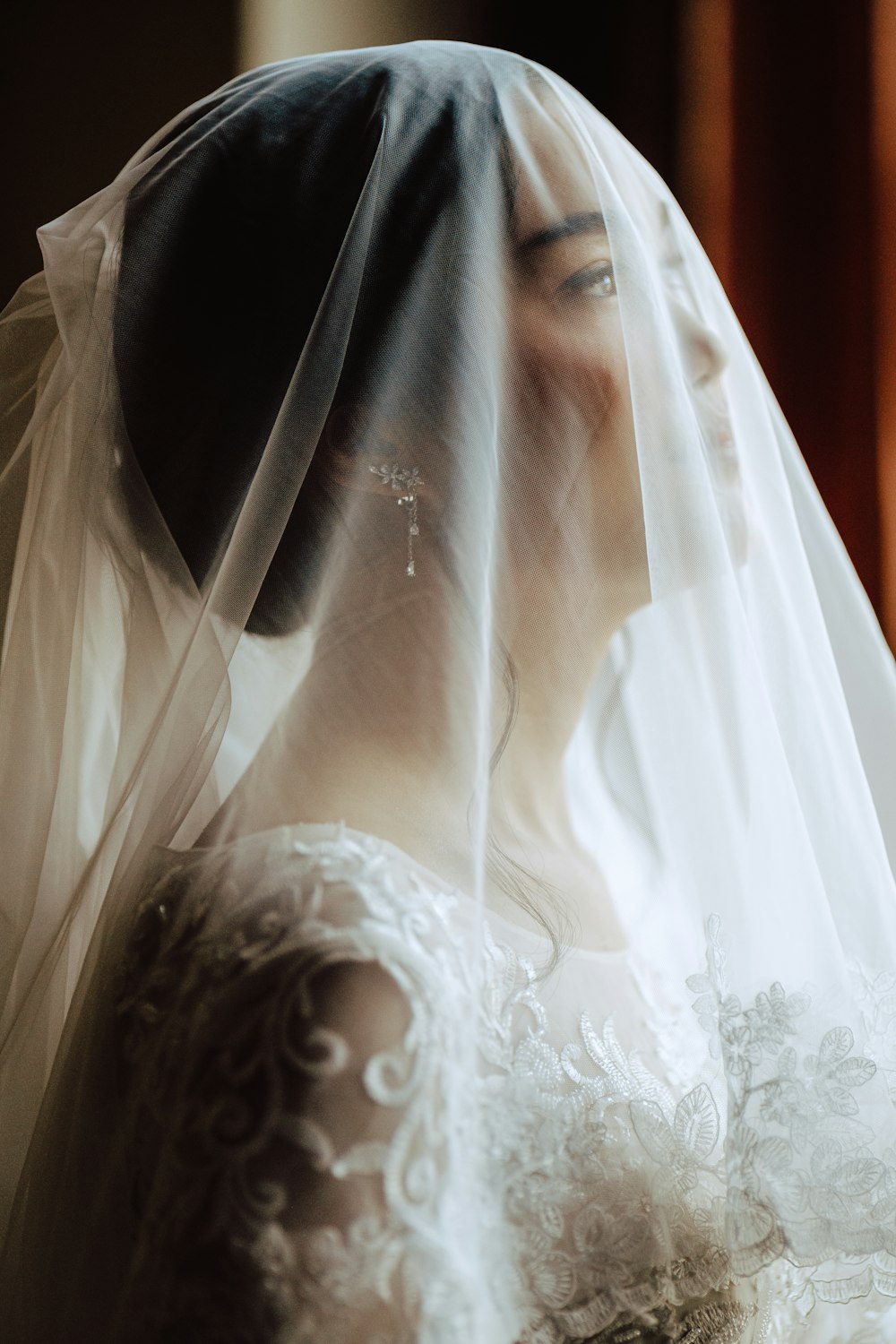 mulher no vestido de noiva floral branco