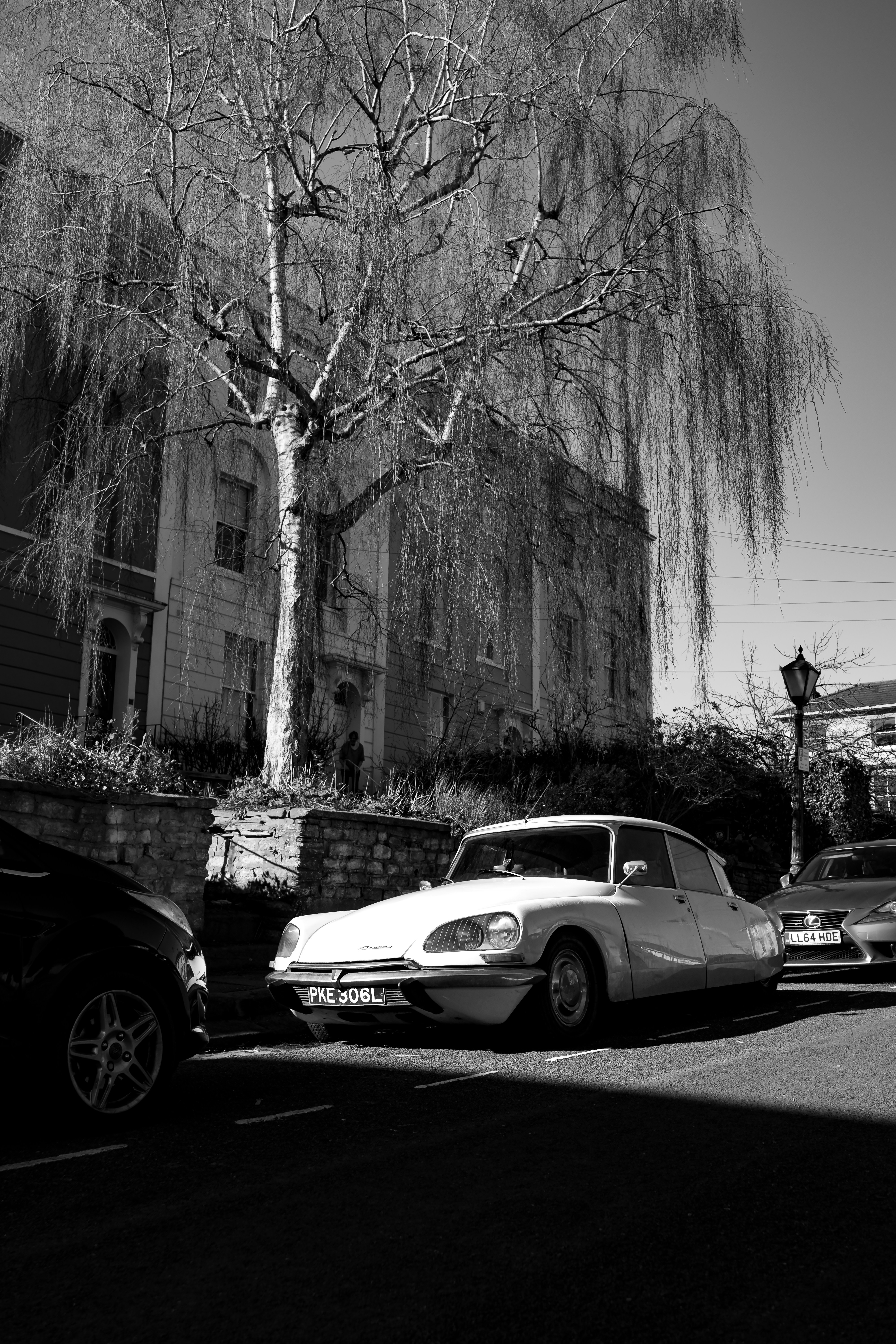 sedán blanco estacionado al lado de un auto negro