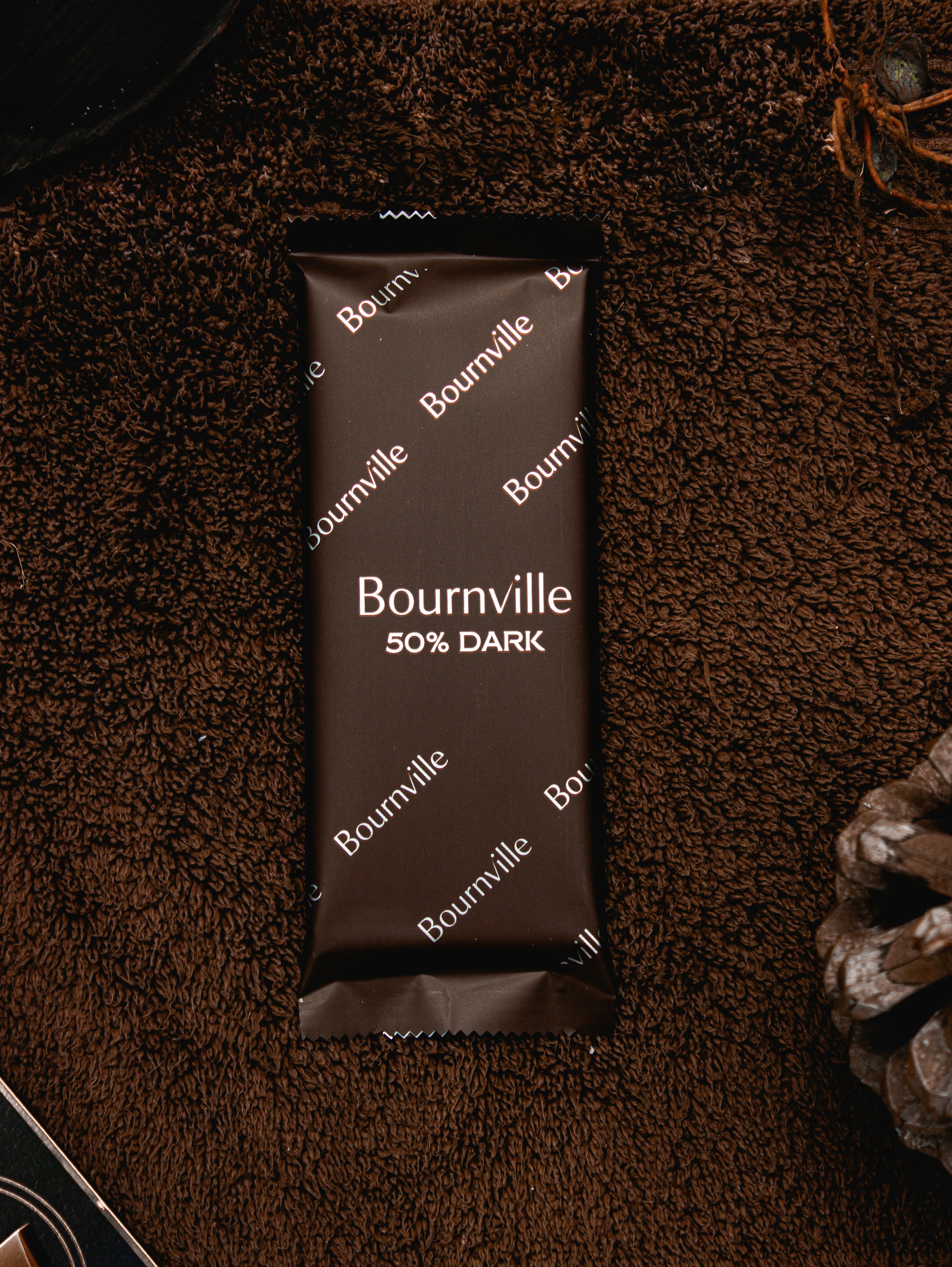 갈색 섬유에 검은 플라스틱 팩